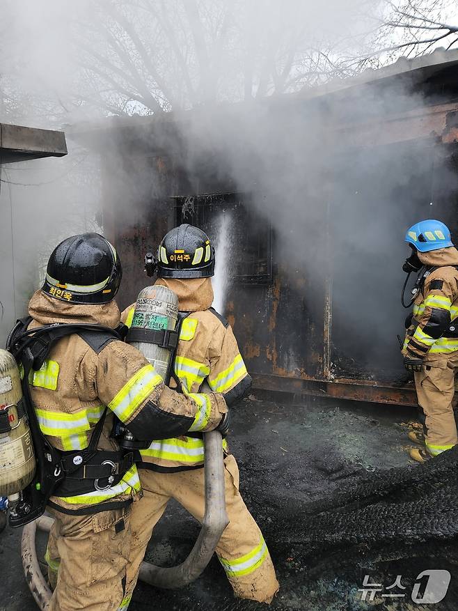 경기 양주시 에어컨 자재보관용 창고 화재(양주소방서 제공. 재판매 및 DB 금지)/뉴스1