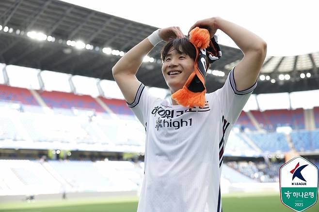 울산전서 K리그 데뷔골을 터뜨린 뒤 기뻐하는 신민하(한국프로축구연맹 제공)