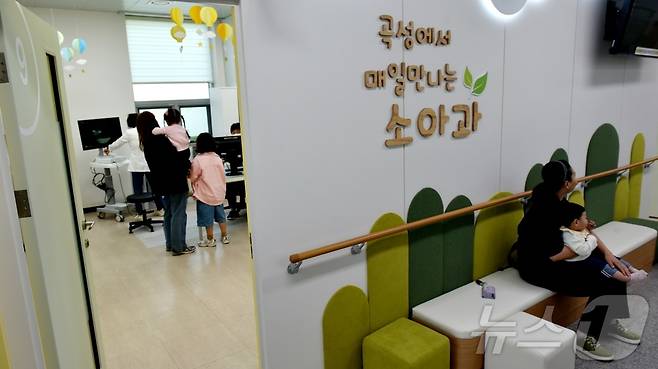 2일 오전 전남 곡성보건의료원에 마련된 소아과 진료실에서 아이들이 진료를 받고 있다. 곡성은 1960년 소아과 전문의 제도가 생긴 이래 이날 처음으로 상시 소아과가 들어섰다.2025.5.2/뉴스1 ⓒ News1 김동수 기자