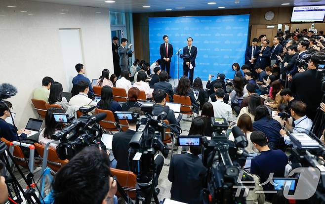 한덕수 전 국무총리가 2일 오전 서울 여의도 국회 소통관에서 '국민께 드리는 약속'을 주제로 제21대 대통령 선거 출마를 선언한 뒤 취재진 질의에 답하고 있다. 2025.5.2/뉴스1 ⓒ News1 안은나 기자