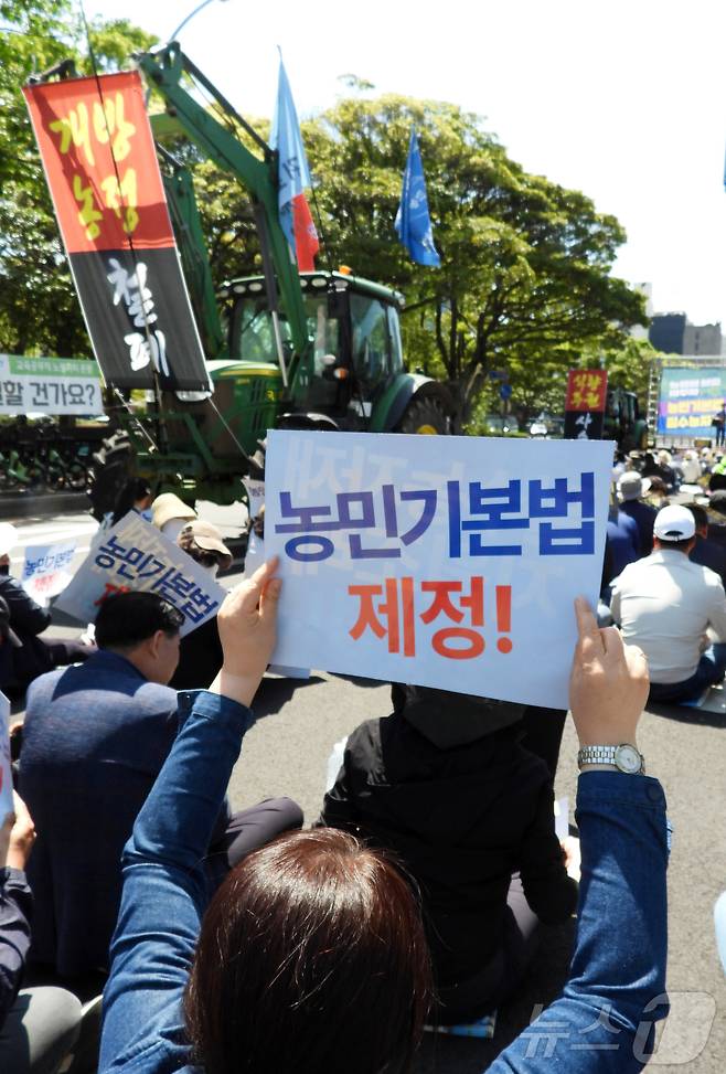 제주 농민들이 2일 오후 제주도청 앞에서 제21대 대통령 선거 후보들을 향해 농민기본법 제정 등을 촉구하고 있다. 2025.5.2/뉴스1 ⓒ News1 오미란 기자