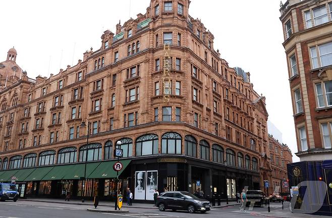 영국 런던의 해로즈 백화점 전경. 2024.09.20. ⓒ 로이터=뉴스1 ⓒ News1 이지예 객원기자