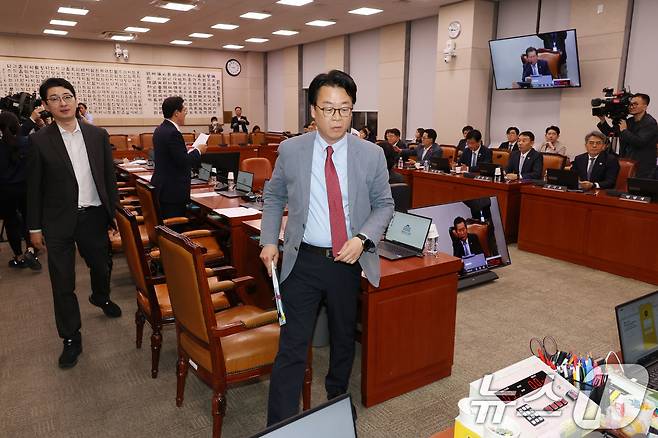 국민의힘 의원들이 1일 오후 서울 여의도 국회에서 열린 법제사법위원회 전체회의에서 최상목 경제부총리 겸 기획재정부장관 탄핵소추사건 조사결과보고서 채택의 건 의결에 반대하며 회의장을 나가고 있다. 2025.5.1/뉴스1 ⓒ News1 이광호 기자