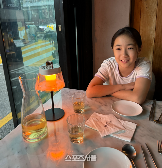 FC서울이 어린이날을 맞아 어린이 팬을 대상으로 연 매치포스터 그리기 이벤트에서 당선작의 주인공이 된 갈매초 김명서 양. 사진 | 김명서 가족 제공