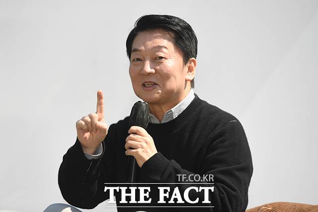 안철수(사진) 국민의힘 의원을 지지하는 '대안25' 대표단이 2일 안 의원에 대해 허위사실을 유포한 이들에 대한 고발장을 서울남부지방검찰청에 제출했다. /장윤석 기자