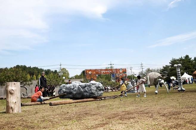 시민들이 2일 연천군 전곡리 유적지 일원에서 개박한 '2025 제32회 연천 구석기축제'를 즐기고 있다. 연천군 제공