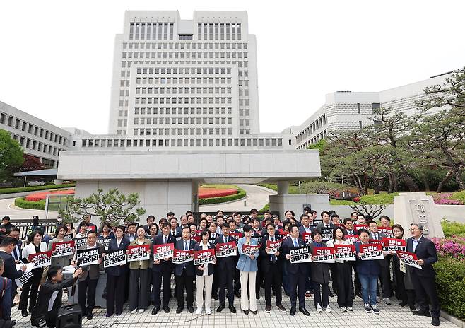 더불어민주당 의원들이 2일 서울 서초구 대법원 앞에서 열린 기자회견에서 이재명 대선 후보의 공직선거법 위반 사건 상고심 결과를 규탄하는 기자회견을 열고 있다./연합뉴스