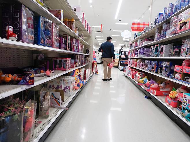 지난달 30일(현지 시각) 미국 캘리포니아주 샌리앤드로의 타겟 매장에서 촬영된 장난감들 / EPA=연합뉴스