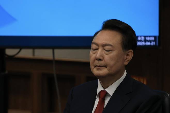 12·3 비상계엄을 선포해 내란 우두머리 혐의로 재판에 넘겨진 윤석열 전 대통령이 21일 오전 서울 서초구 서울중앙지법 417호 법정에 앉아 재판 시작을 기다리고 있다. 2025.04.21 사진공동취재단