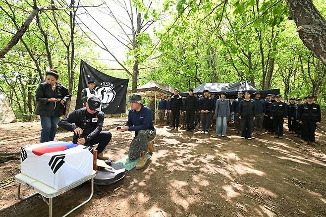 2일 관포한 유해에 대한 약식제례를 함께한 참석자들. 국방부 제공