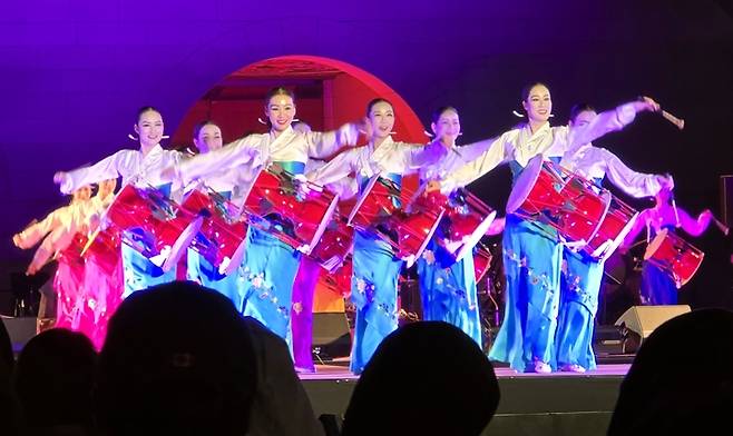 모두의 눈을 사로잡은 개막제.