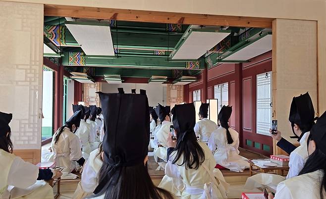 방으로 들어가 교육을 듣는 궁중새내기들.