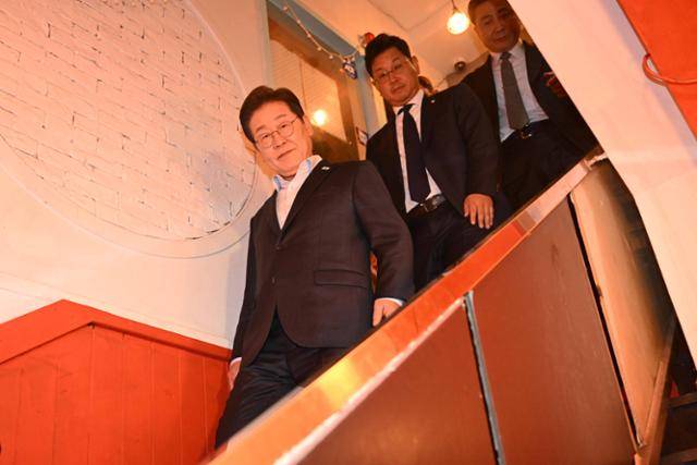 이재명 더불어민주당 대선후보가 1일 서울 종로구의 한 포장마차에서 열린 비전형 노동자 간담회를 마치고 나오고 있다. 뉴시스