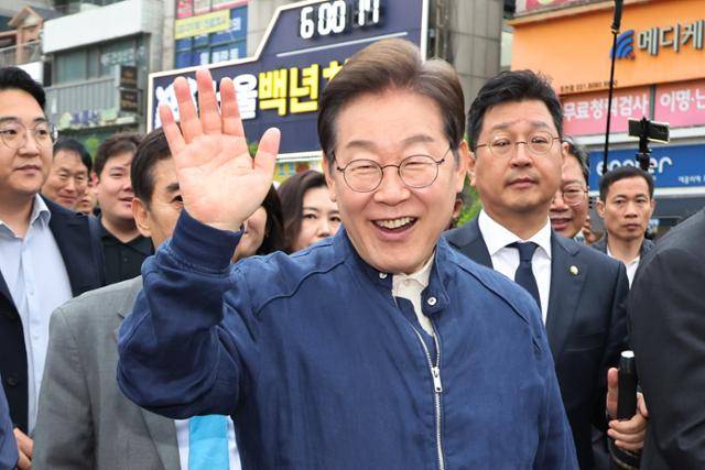 대법원이 이재명 더불어민주당 대선 후보의 공직선거법 위반 사건에 대해 유죄 취지로 파기환송 판결을 한 1일 이 후보가 전국 각지에서 민심을 듣는 '골목골목 경청투어'를 시작하며 경기 포천시 중앙로에서 시민들을 만나 인사하고 있다. 연합뉴스