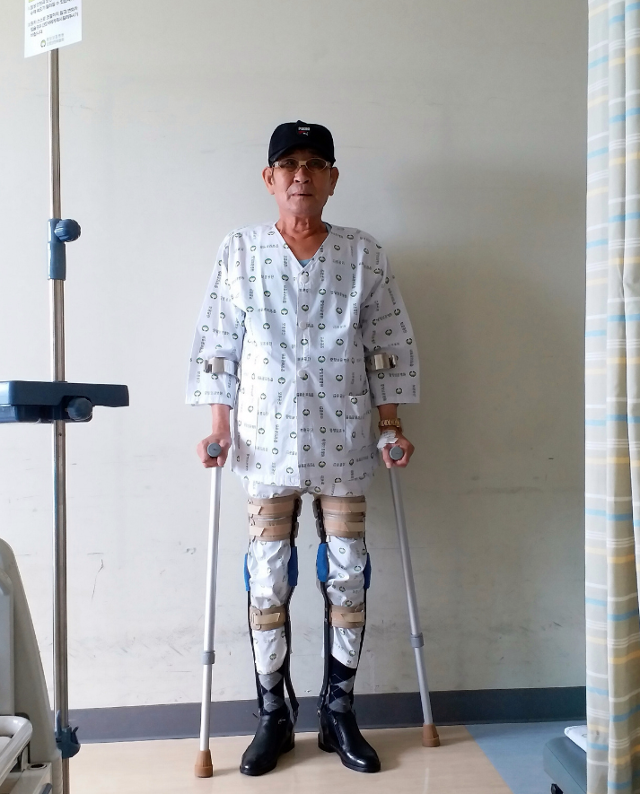 1966년 베트남에 파병한 그는 고엽제 후유증으로 다리 말초신경에 장애가 생긴 탓에 보행에 어려움을 겪는다. 이 때문에 보행 보조장치를 이용해야 한다. 보훈병원 입원 당시 김성찬씨 모습. 김성찬씨 제공