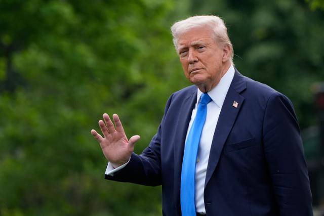 도널드 트럼프 미국 대통령이 1일 미국 워싱턴 백악관에서 대통령 집무실(오벌오피스)로 걸어가며 손을 흔들고 있다. 워싱턴=AP 연합뉴스