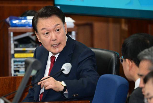 내란 혐의로 기소된 윤석열 전 대통령이 지난달 21일 서울 서초구 서울중앙지법 417호 법정에서 변호인단과 대화하고 있다. 사진공동취재단