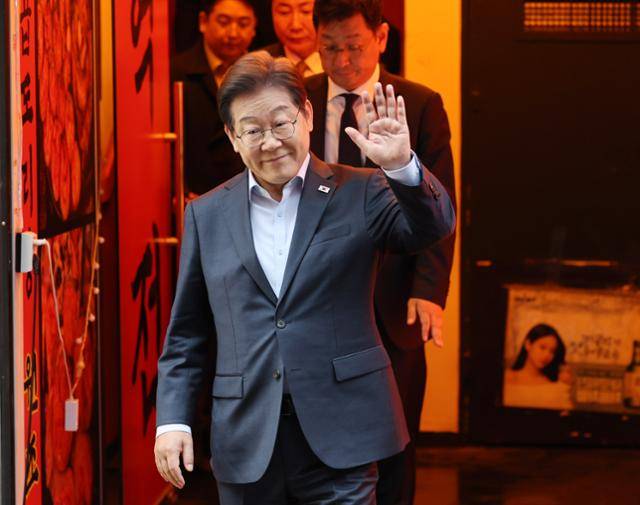 이재명 더불어민주당 대선 후보가 1일 서울 종로구의 한 포장마차에서 열린 비전형 노동자 간담회를 마치고 나오며 손을 들어 보이고 있다. 뉴시스