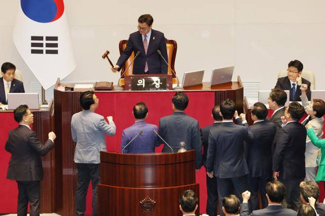 국민의힘 의원들이 1일 오후 서울 여의도 국회에서 열린 본회의에서 최상목 경제부총리 겸 기획재정부 장관 탄핵소추안을 상정하는 우원식 국회의장을 향해 항의 구호를 외치고 있다. 뉴스1