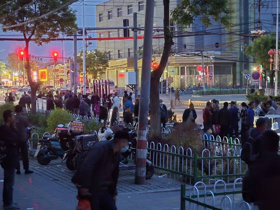 지난달 30일 중국 베이징시 외곽 마쥐차오 인력시장에 새벽 3시쯤부터 구직자들이 몰렸다. 사진 이도성 특파원