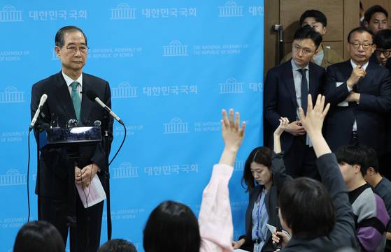 한덕수 전 국무총리가 2일 서울 여의도 국회 소통관에서 대통령 선거 출마 선언을 마친 뒤 취재진 질문을 받고 있다. 연합뉴스