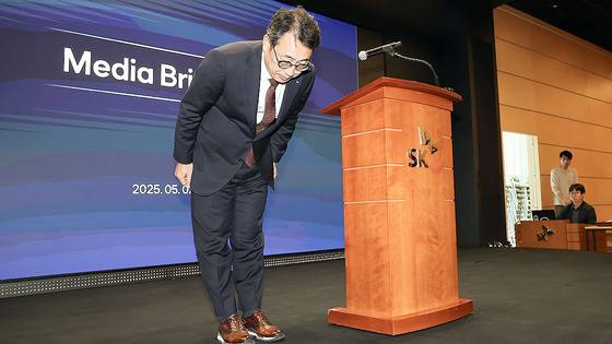 유영상 SK텔레콤 대표가 2일 서울 중구 SKT타워에서 열린 유심 정보 유출 관련 일일 브리핑에서 고개 숙여 인사하고 있다. 연합뉴스