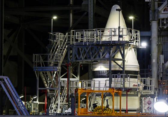 지난 3월 7일 미국 플로리다주 케네디우주센터에서 열린 미 항공우주국(NASA) 미디어데이 행사에서 공개된 아르테미스 고체 로켓 부스터. 로이터=연합뉴스