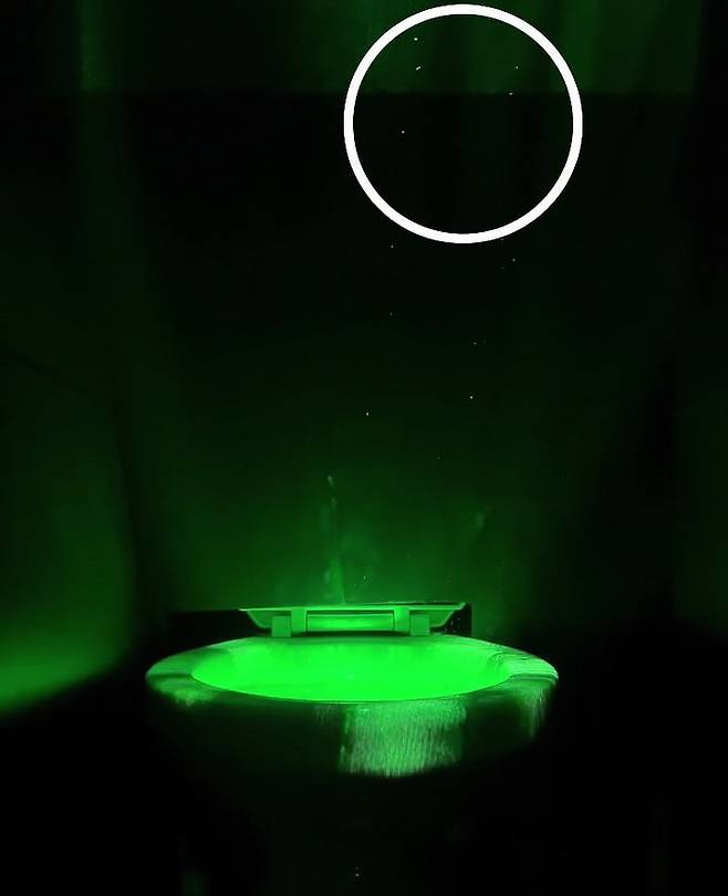 레이저를 활용해 변기 물내림 시 비말 확산되는 거리 측정 실험 장면. 유한킴벌리 제공