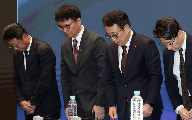 유영상 SK텔레콤 대표이사(오른쪽 두 번째)를 비롯한 경영진 2일 오전 서울 중구 SK텔레콤 T타워에서 열린 사이버 침해 관련 일일 브리핑에서 유심(USIM) 정보 해킹 사고와 관련해 고개 숙여 사과하고 있다. /사진=뉴스1