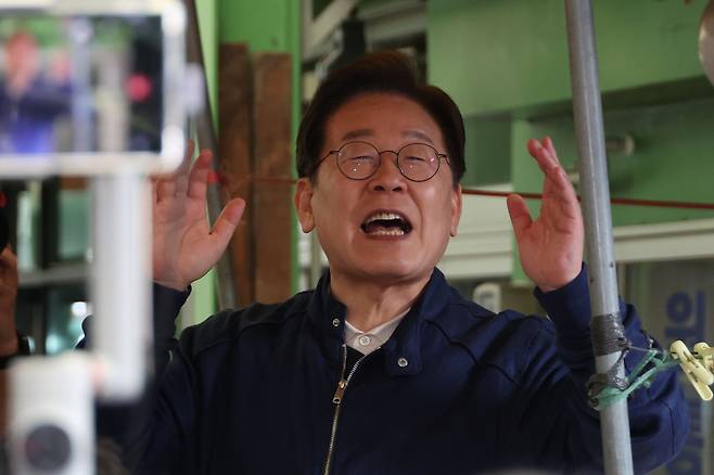 이재명 더불어민주당 대선 후보가 ‘골목골목 경청투어’ 접경지역 방문 이틀째인 2일 강원도 인제군 원통전통시장에서 주민들을 향해 연설하고 있다. 연합뉴스