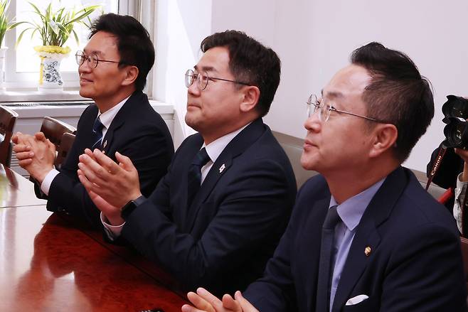 더불어민주당 박찬대 당대표 직무대행 겸 원내대표, 박성준 원내수석부대표(오른쪽), 정진욱 원내대표 비서실장(왼쪽)이 지난달 10일 서울 여의도 국회에서 이재명 전 대표의 대선 출마선언 영상을 지켜보고 있다. 연합뉴스