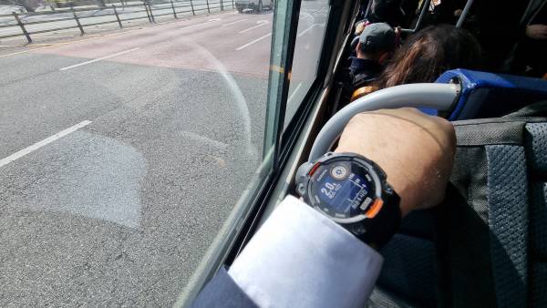 업무 중 이동을 하면서 시내버스 창가에서 가민 인스팅트 3 솔라 제품으로 태양광 충전을 하는 모습. 정옥재 기자