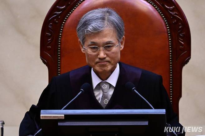 조희대 대법원장이 1일 오후 서울 서초구 대법원 대법정에서 이재명 더불어민주당 대선 후보의 공직선거법 위반 사건 상고심 선고를 준비하고 있다. 사진공동취재단