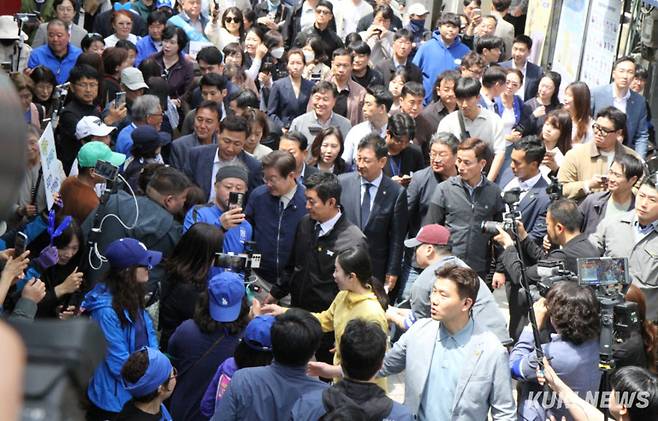 더불어민주당 이재명 대선 후보가 '골목골목 경청투어' 접경지역 방문 이틀째인 2일 강원도 화천군 중앙로 거리에서 지지자들과 인사를 나누고 있다.