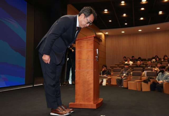 유영상 SK텔레콤 대표이사가 2일 서울 중구 SKT 타워에서 고객 보호를 위한 추가 조치 방안을 발표하기에 앞서 고개를 숙여 사과하고 있다. 연합뉴스