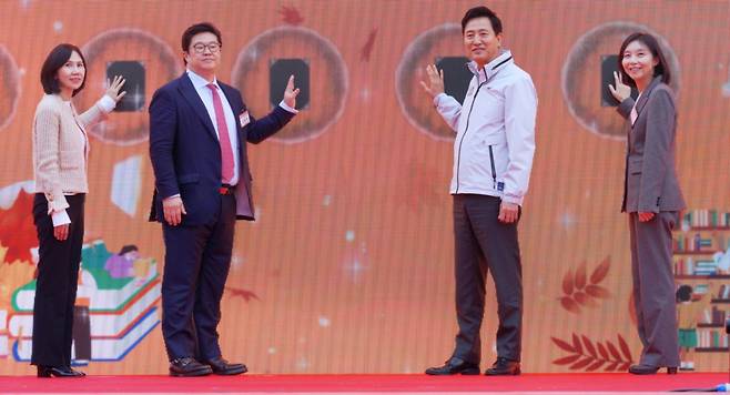 최호정 서울시의회 의장(맨오른쪽부터), 오세훈 서울시장, 김병주 MBK파트너스 회장과 부인 박경아씨가 2024년11월4일 서울 서대문구 북가좌동에서 열린 서울시립 김병주도서관 착공식에서 착공 기념 퍼포먼스를 갖고 있다. 서울시립 김병주 도서관은 건립비용 중 절반에 달하는 총 300억원을 기부한 김병주 MBK파트너스 회장의 이름으로 명명됐다. 이번에 첫 삽을 뜨는 김병주 도서관은 서대문구 북가좌동(3486㎡)에 지하 1층~지상 5층, 연면적 9109㎡ 규모로 건축된다. 총 사업비는 675억원이다 /사진=임한별(머니S)