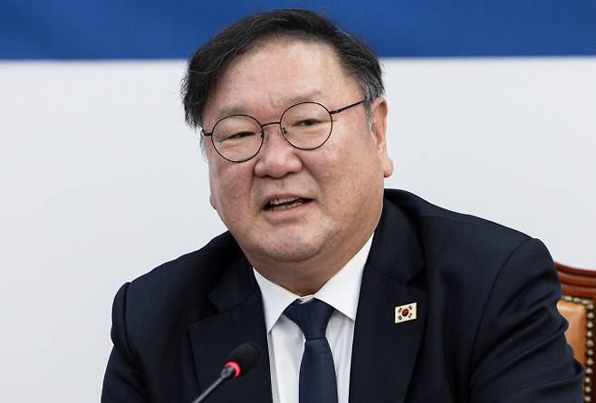 같은 당 김태년 의원도 "헌법 제84조의 정신을 반영한 것"이라며 개정안을 발의했다. 사진은 김태년 더불어민주당 경제안보특별위원회 위원장이 지난 2월27일 오전 서울 여의도 국회에서 열린 민주당 경제안보특별위원회 간담회에서 발언을 하는 모습. /사진=뉴스1