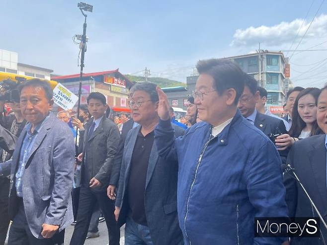 사진은 화천시장 일대에서 지지자들과 인사를 나누는 이 후보. /사진=유찬우 기자