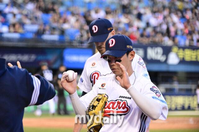 두산 박준영이 3회 호수비를 펼친 뒤 동료들에게 축하를 받고 있다.