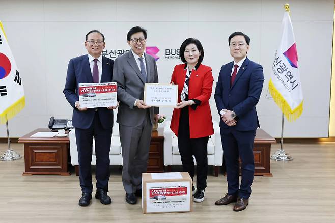 김희정 국회의원(오른쪽 두 번째)과 안재권 부산시의원(왼쪽 첫 번째), 김형철 시의원(오른쪽 첫 번째)이 5월 1일 부산시청에서 박형준 부산시장(왼쪽 두 번째)에게 연산제2센텀선 신설을 촉구하는 3만 명 서명부를 전달하고 있다. 연제시의원 제공