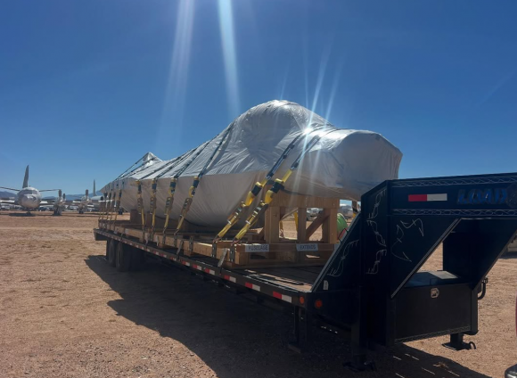 지난주 미국 애리조나주 투싼국제공항에서 우크라이나 국적의 대형 수송기에 실리는 F-16 전투기의 모습. 엑스(@Keystone Intel) 캡처