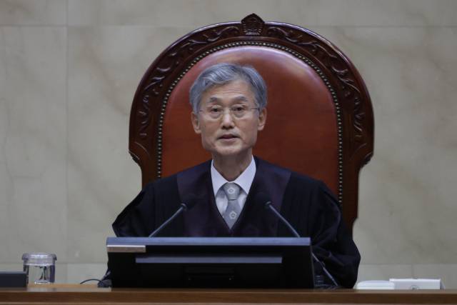 조희대 대법원장이 1일 이재명 더불어민주당 대선 후보의 공직선거법 사건 전원합의체 선고를 위해 서울 서초구 대법원 대법정에서 장내 정돈을 선언하고 있다. 사진공동취재단