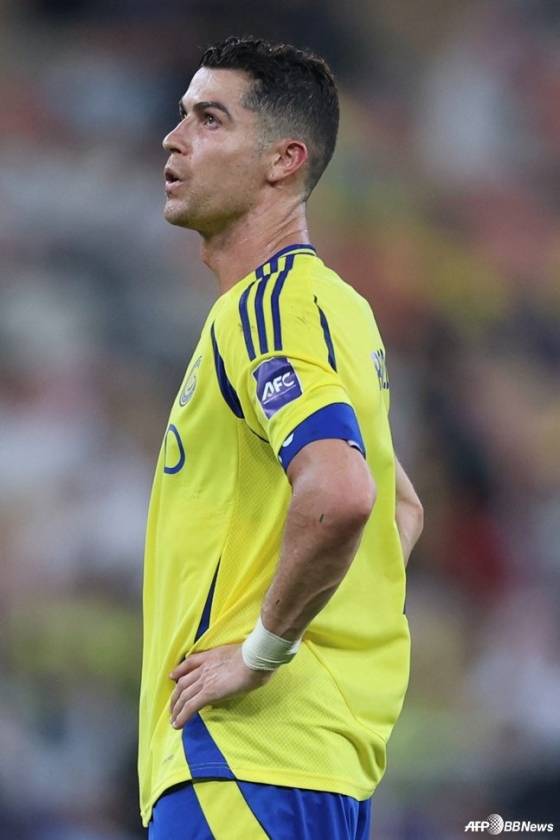 크리스티아누 호날두가 페배 후 허탈한 듯 허공을 바라보고 있다. /AFPBBNews=뉴스1