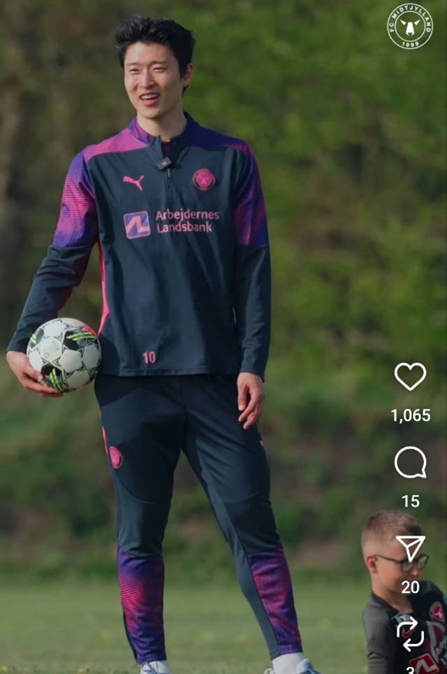 유스들과 시간을 보내는 조규성. /사진=미트윌란 SNS