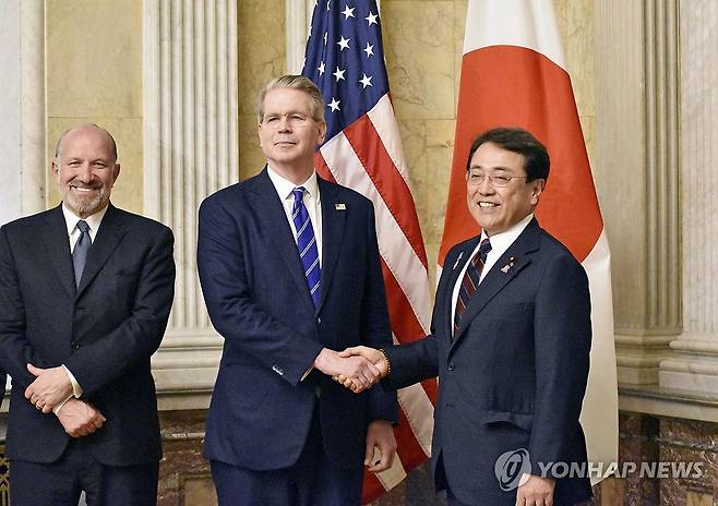 미일, 워싱턴서 2차 관세협상 (워싱턴 교도=연합뉴스) 스콧 베선트 미국 재무부 장관(가운데)과 아카자와 료세이 일본 경제재생상(오른쪽)이 1일(현지시간) 미국 워싱턴DC에서 2차 관세 협상을 위해 만나 악수하고 있다. 왼쪽은 하워드 러트닉 미국 상무부 장관. 2025.5.2 photo@yna.co.kr