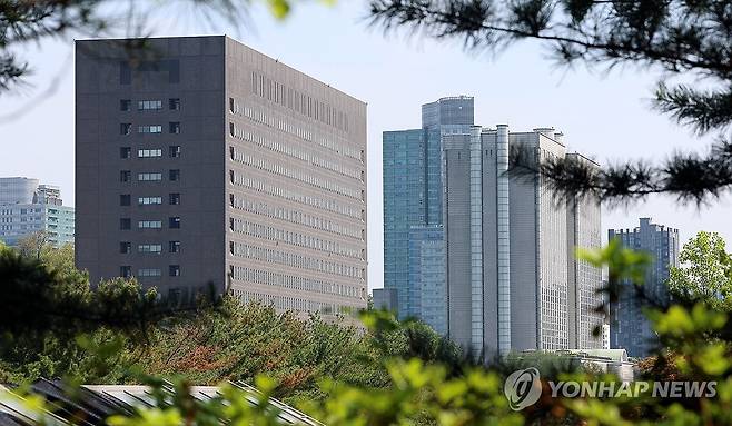 검찰, 건진법사 의혹 '윤 전 대통령 부부 사저' 아크로비스타 압수수색 (서울=연합뉴스) 김도훈 기자 = 윤석열 전 대통령 부부와 건진법사 전성배씨 사이의 각종 의혹을 수사 중인 검찰이 윤 전 대통령의 사저에 대해 압수수색에 들어간 30일 서울 서초구 아크로비스타와 서울중앙지검 모습. 2025.4.30 superdoo82@yna.co.kr