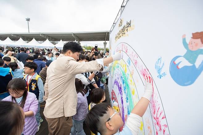 ▲인천 서구가 주최한 제103회 어린이날 맞이 '제8회 아동이 주인공인 행복한 축제'가 3일 오전 11시 인천 서구 아시아드주경기장에서 열렸다. 강범석 구청장은은 "아이들이 오늘 마음껏 놀기를 바란다"고 말했다. /사진제공=인천 서구