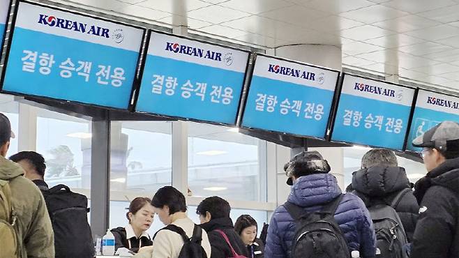 지난달 제주공항 내 대한항공이 결항 승객 전용 카운터를 운영하는 모습. (사진=연합뉴스)