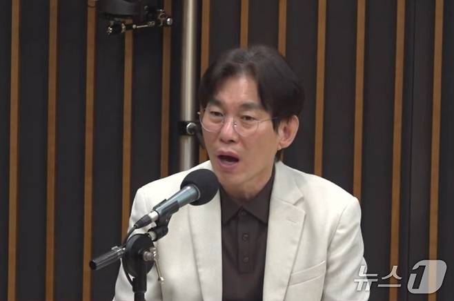 박진영 전 민주연구원 부원장이 1일 CBS유튜브 채널 '더라커룸'에서 사법부 존재의미가 사라졌다며 존폐여부를 고민할 시점이 왔다는 주장을 펼쳤다. 민주연구원은 민주당 전략 등을 마련하는 싱크탱크다. (유튜브 갈무리) ⓒ 뉴스1