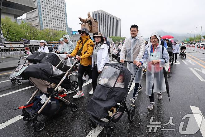 3일 오전 서울 종로구 광화문광장에서 열린 '2025 서울 유아차 런'에서 참가자들이 이색 마라톤을 하고 있다. 2025.5.3/뉴스1 ⓒ News1 김성진 기자